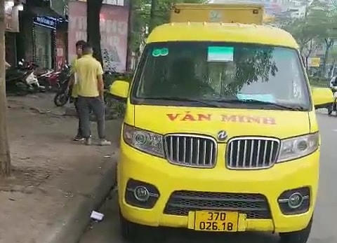 Hàng ngày, trên phố Xã Đàn hàng loạt xe Bưu chính Văn Minh ngang nhiên dừng đỗ, bốc xếp hàng hoá.