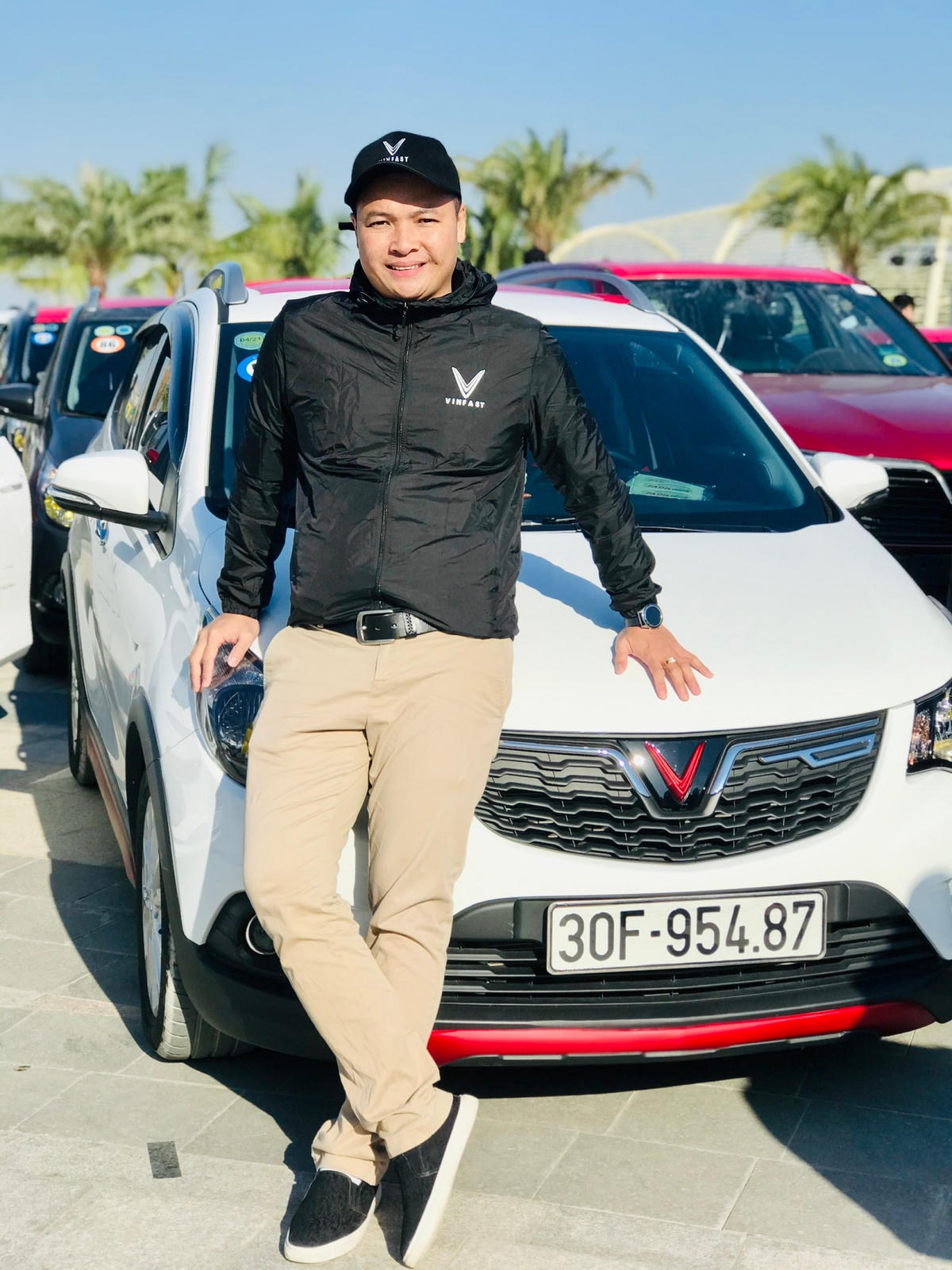Anh Đạt bên chiếc VinFast Fadil của mình.