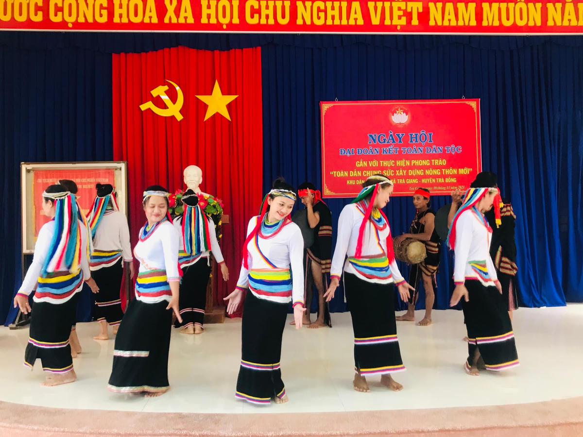 Văn nghệ chào mừng Ngày hội.