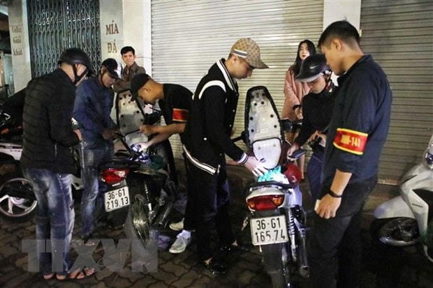 ực lượng cảnh sát liên ngành 141 tiến hành kiểm tra hành chính người điều khiển xe máy vi phạm giao thông trên đường Đại Cồ Việt, Hà Nội. (TTXVN).