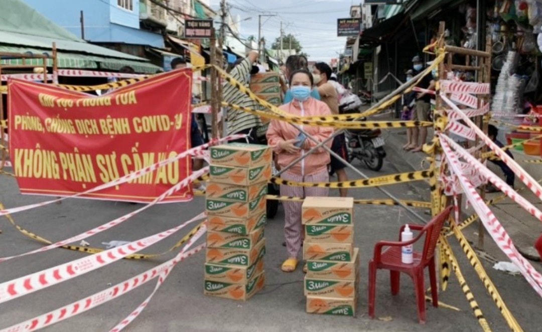 Bên trong khu phong tỏa, chỉ một thùng mì cũng đem lại hy vọng cho người lao động