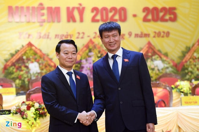 Bí thư Tỉnh ủy Yên Bái Đỗ Đình Duy (bên trái) chúc mừng ông Trần Huy Tuấn, tân Chủ tịch UBND tỉnh Yên Bái nhiệm kỳ 2016-2021. Nguồn: Zing.