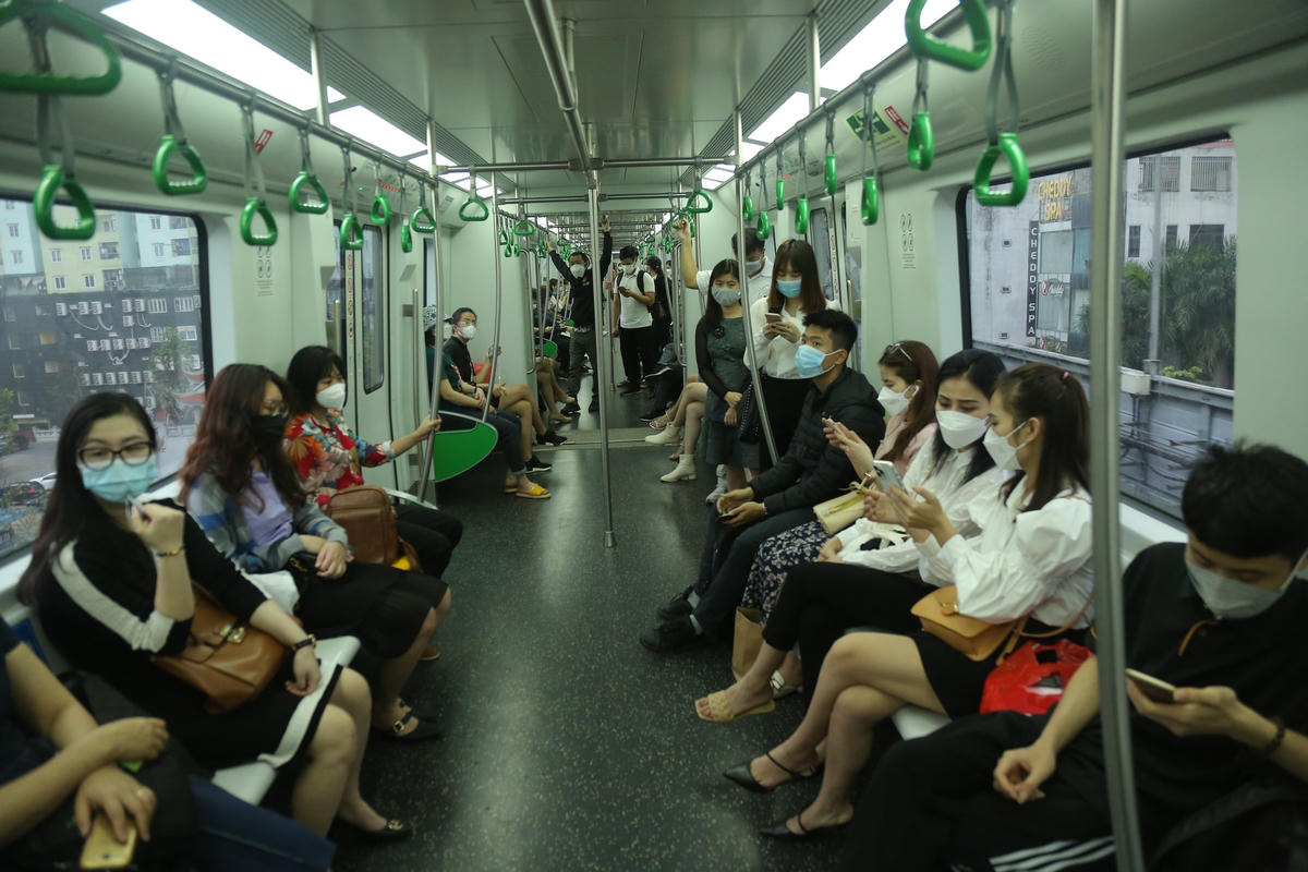 Dù lượng khách khá đông, nhiều hành khách không có chỗ ngồi, song tình trạng chen lấn xô đẩy không diễn ra.
