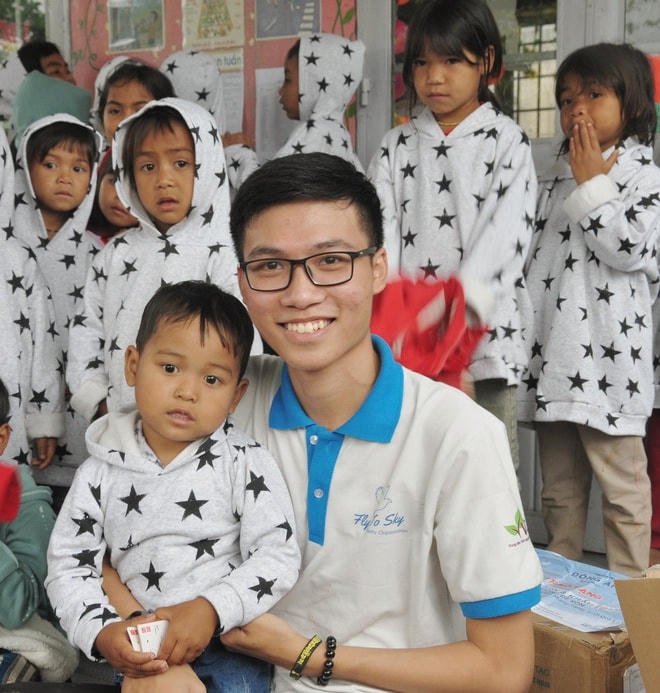 Lê Văn Phúc trong chuyến trao tặng áo ấm cho trẻ em vùng lũ tại Quảng Ngãi..