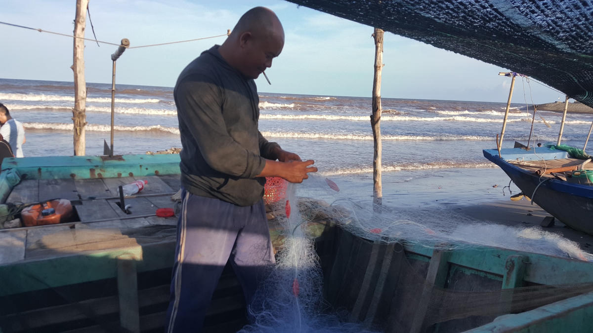 "Sống gần biển, nhờ biển thì phải yêu biển, bám biển, yêu nắng, yêu gió, tự biết phải làm gì để đi qua bão giông để sinh tồn", ông Nguyễn Văn Tiên (ảnh trên), người xóm Nam Giang, xã Hải Đông chia sẻ.