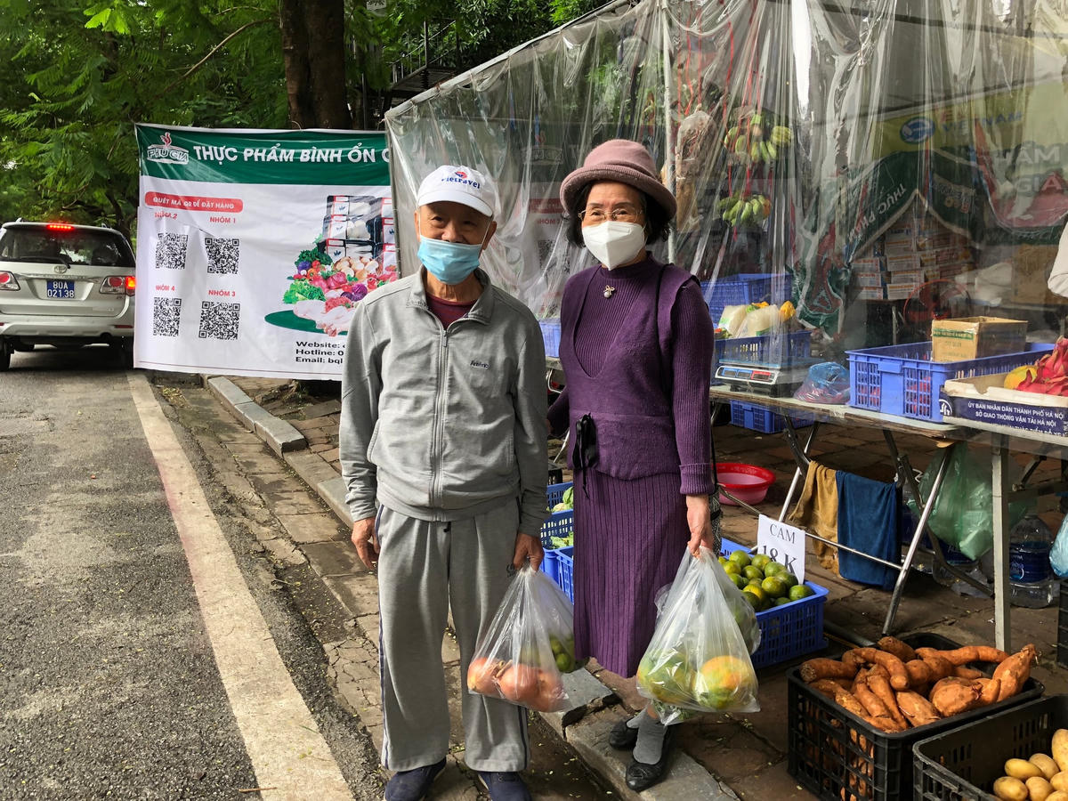 Vợ chồng ông Nguyễn Đắc Thy thường mua thực phẩm tại phiên chợ này thay vì đi vào các khu chợ dân sinh.