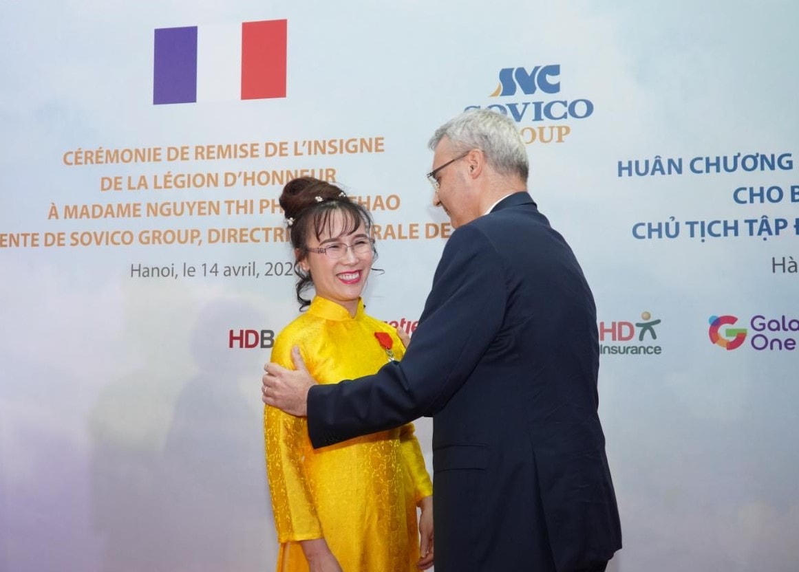 Đại sứ Pháp Nicolas Warnery trao Huân chương Bắc đẩu bội tinh cho bà Nguyễn Thị Phương Thảo.