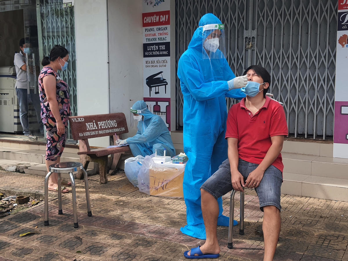 Đi từng ngõ gõ cửa từng nhà để xét nghiệm cho người dân.