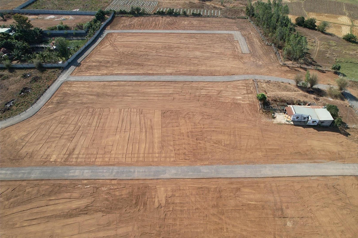 Khu đất thuộc thửa số 1554, tờ bản đồ số 5, do bà Nguyễn Thị Thuận sở hữu có diện tích 21.600m2, mục đích sử dụng là đất trồng cây hằng năm. Nguồn gốc đất được nhận thừa kế và công nhận quyền sử dụng đất mà không thu tiền sử dụng đất. Đã được làm đường giao thông và tách thành hơn 60 sổ đỏ.