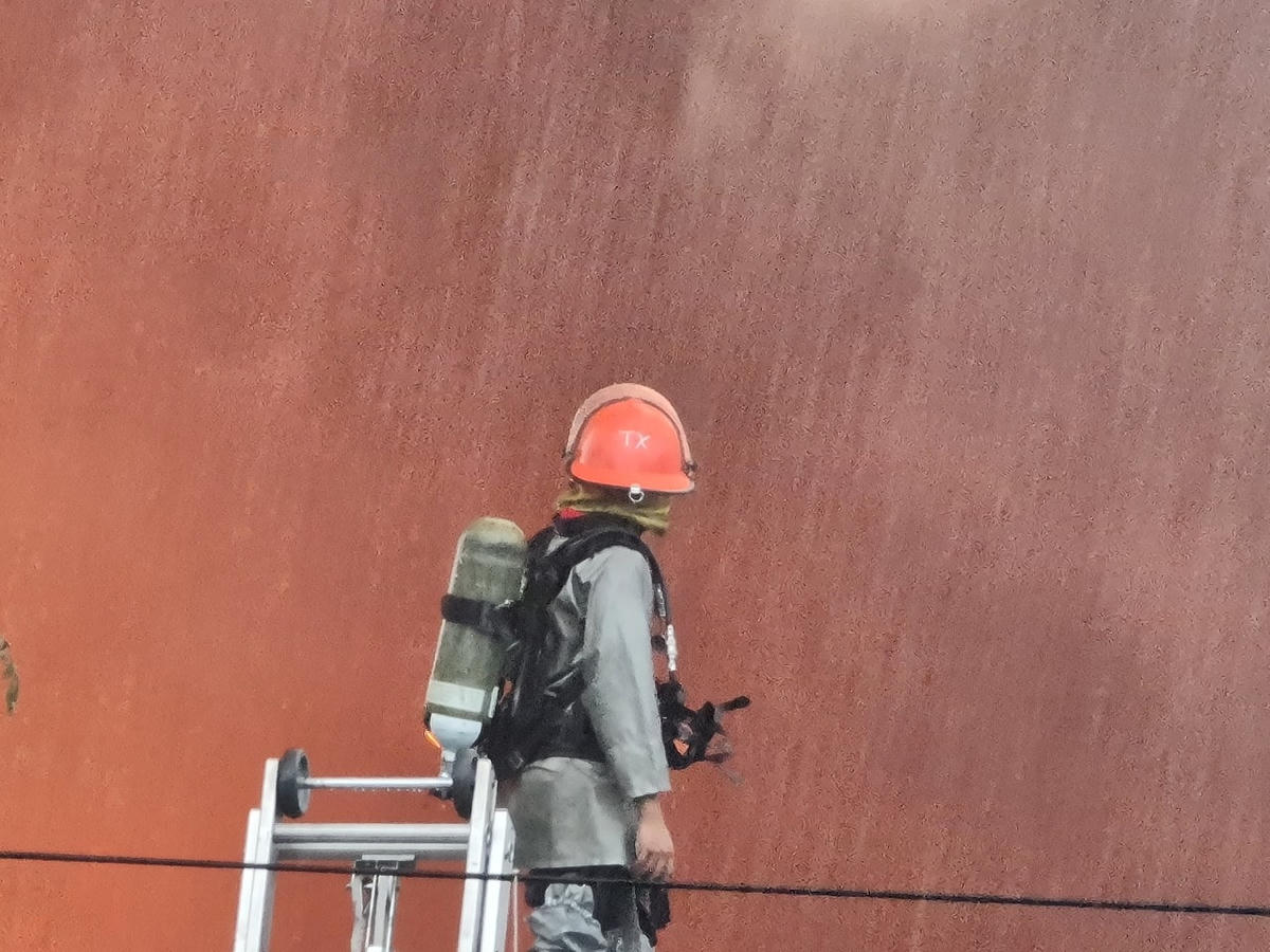 Mặc dù đến khoảng 6h sáng, có mưa to nhưng do đám cháy lớn nên ngọn lửa vẫn bùng phát.