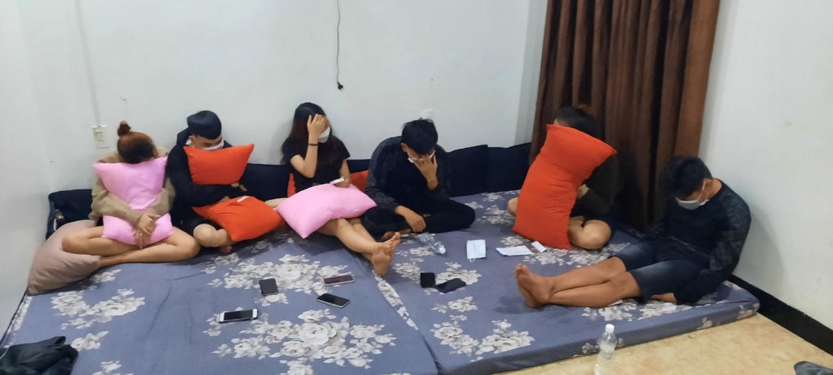 Các nam thanh, nữ tú sử dụng ma túy trong khách sạn.