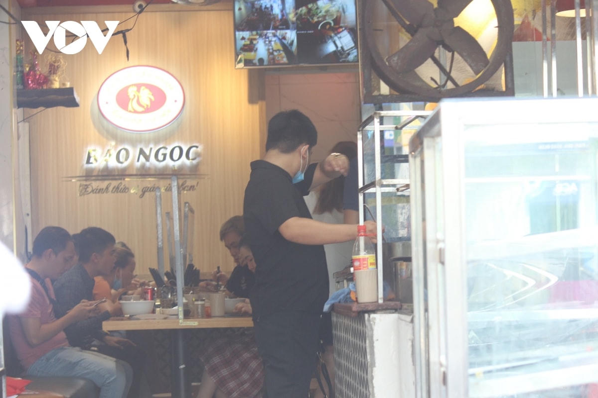 Tại quán Bảo Ngọc đường Nguyễn Khuyến, Hà Đông, khách vào quán rất đông. Mặc dù cửa hàng đã lắp các vách ngăn nhưng rất khó để đảm bảo giãn cách giữa người với người, khi quá đông khách và quán ăn lại chật chội.