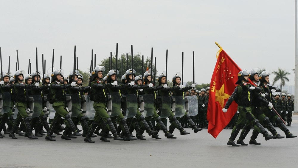 Các lực lượng xuất quân, triển khai các phương án, huy động phương tiện, huấn luyện võ thuật, diễn tập giải quyết các tình huống gây rối, các trường hợp tụ tập kích động tại các mục tiêu được bảo vệ. (Ảnh: Doãn Tấn/TTXVN).