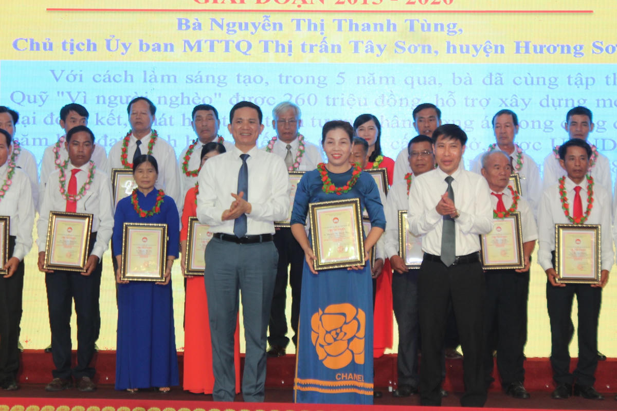 Bà Nguyễn Thị Thanh Tùng được vinh danh tại hội nghị.
