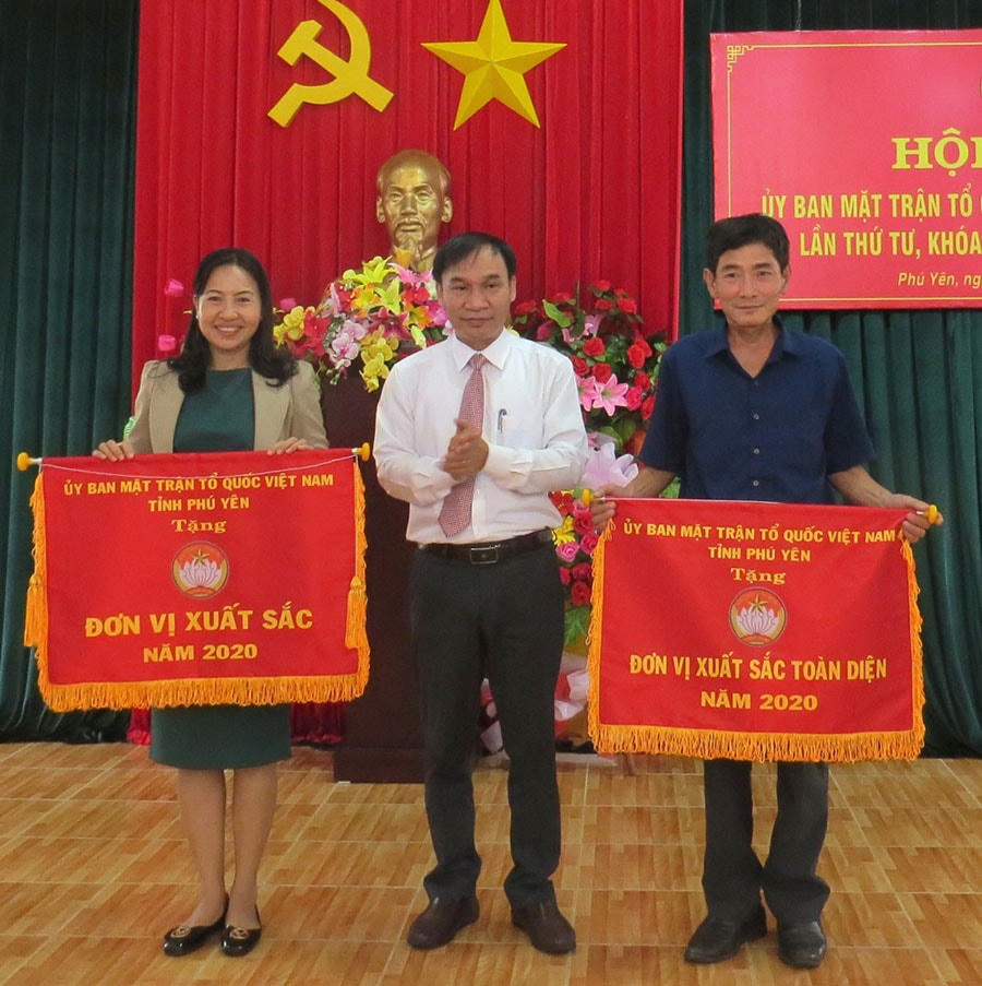 Ông Nguyễn Quốc Hoàn, Ủy viên Ban Thường vụ Tỉnh ủy, Chủ tịch Ủy ban MTTQ Việt Nam tỉnh Phú Yên, tặng cờ thi đua cho 2 đơn vị xuất sắc tiêu biểu. 