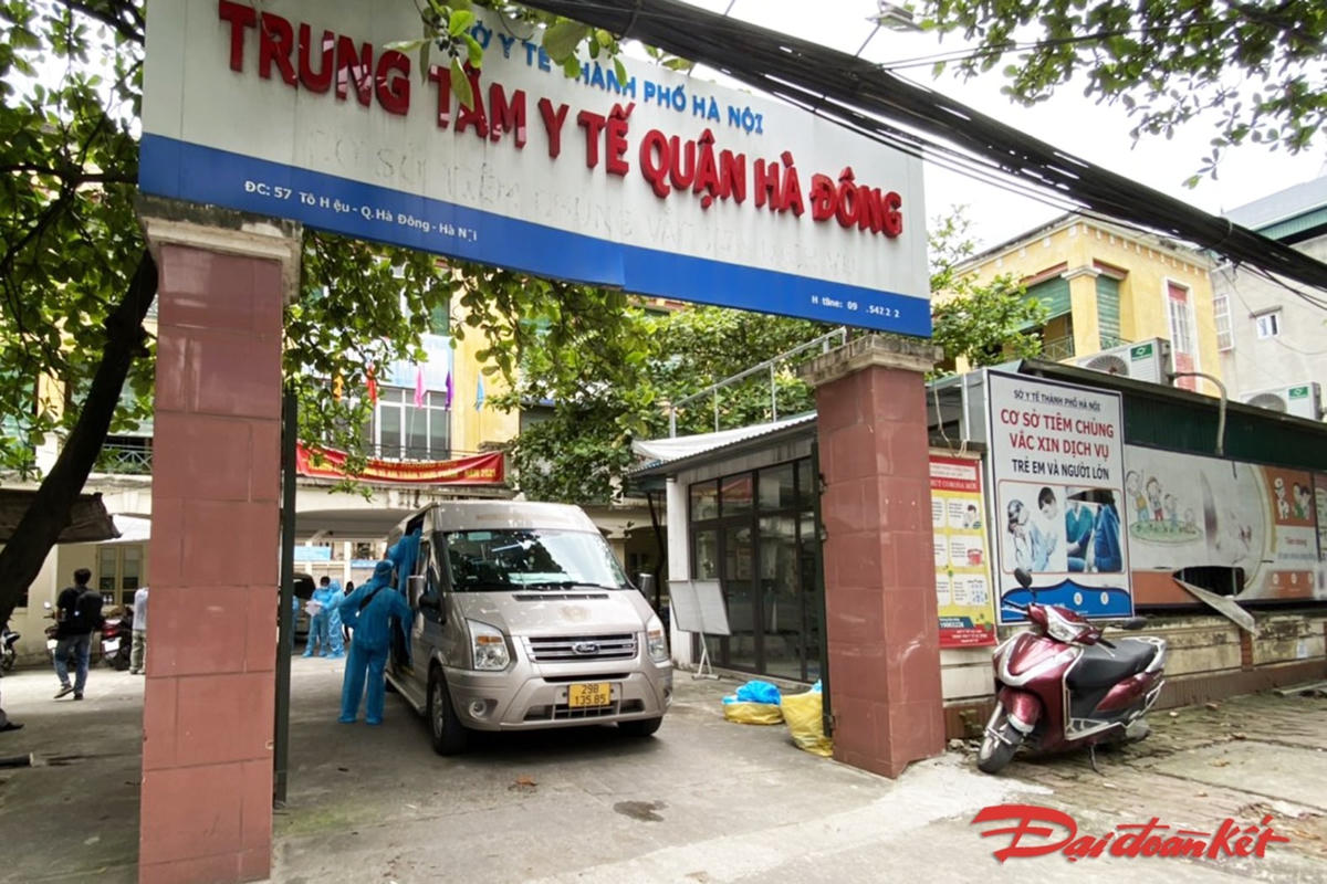 Xe chuẩn bị lăn bánh đưa nhóm công dân đầu tiên về nhà. Ảnh: Quang Vinh. 