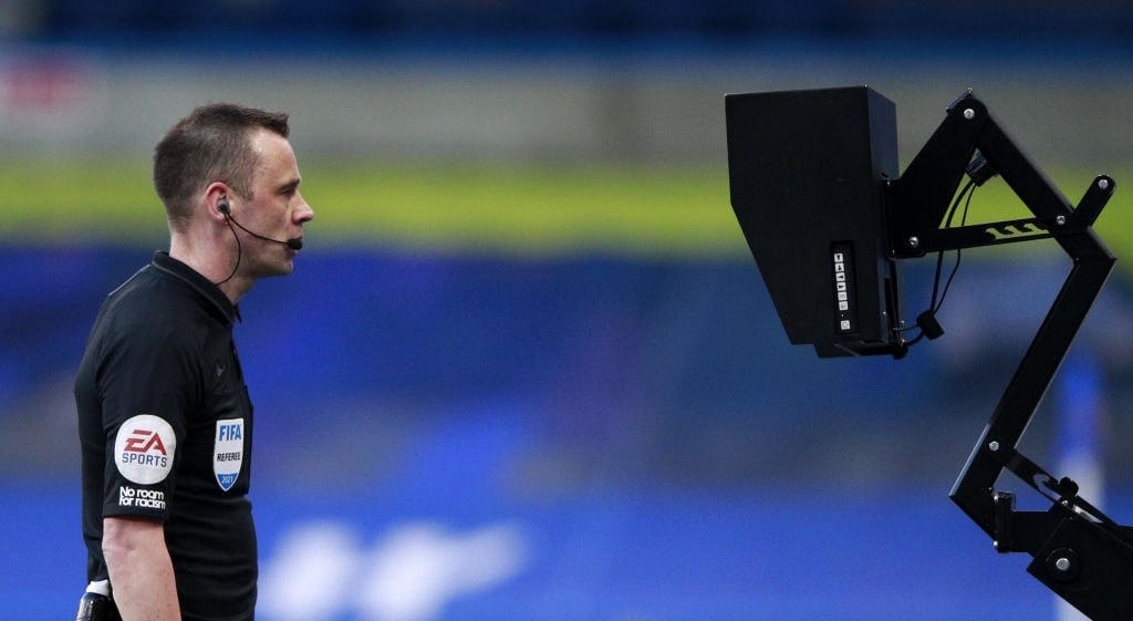 Trọng tài Stuart Attwell xem lại video tình huống Hudson-Odoi để lại bóng trong vòng cấm và quyết định không có phạt đền cho Man Utd.