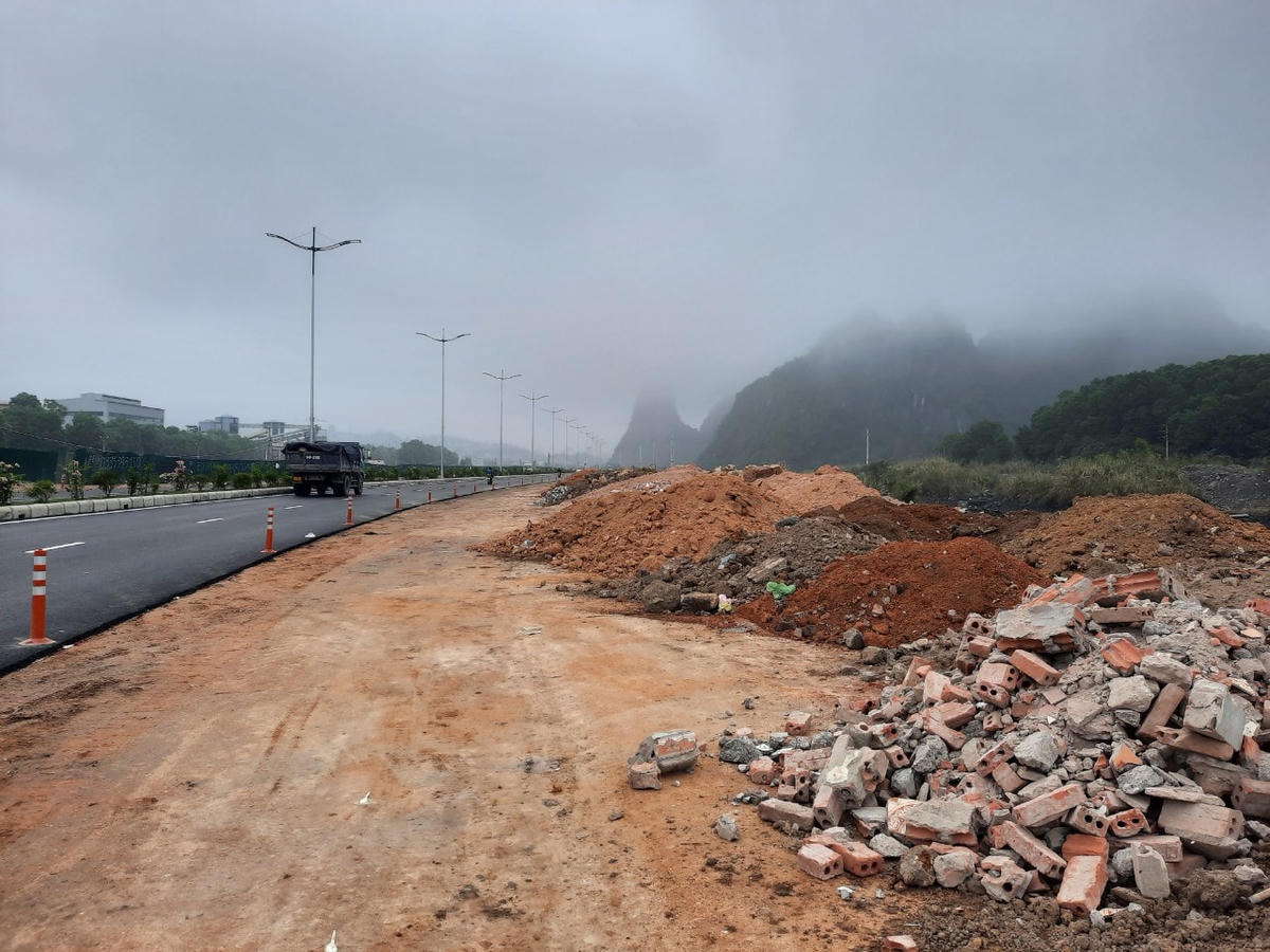 'Rác tặc' trên tuyến đường bao biển đẹp nhất Quảng Ninh