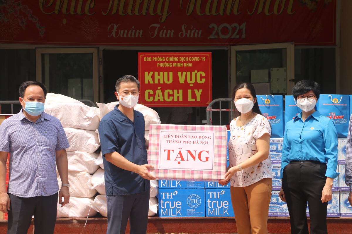100 suất quà được trao cho lực lượng công tác tại khu cách ly phong tỏa (Chung cư 310 Minh Khai).