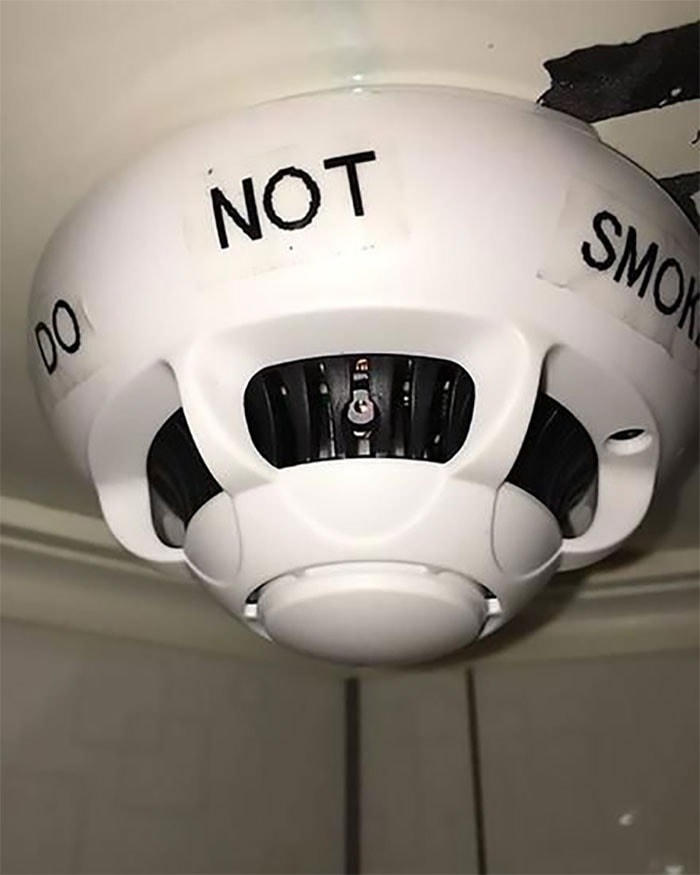 Cận cảnh một camera quay lén được giấu bên trong một thiết bị báo cháy.