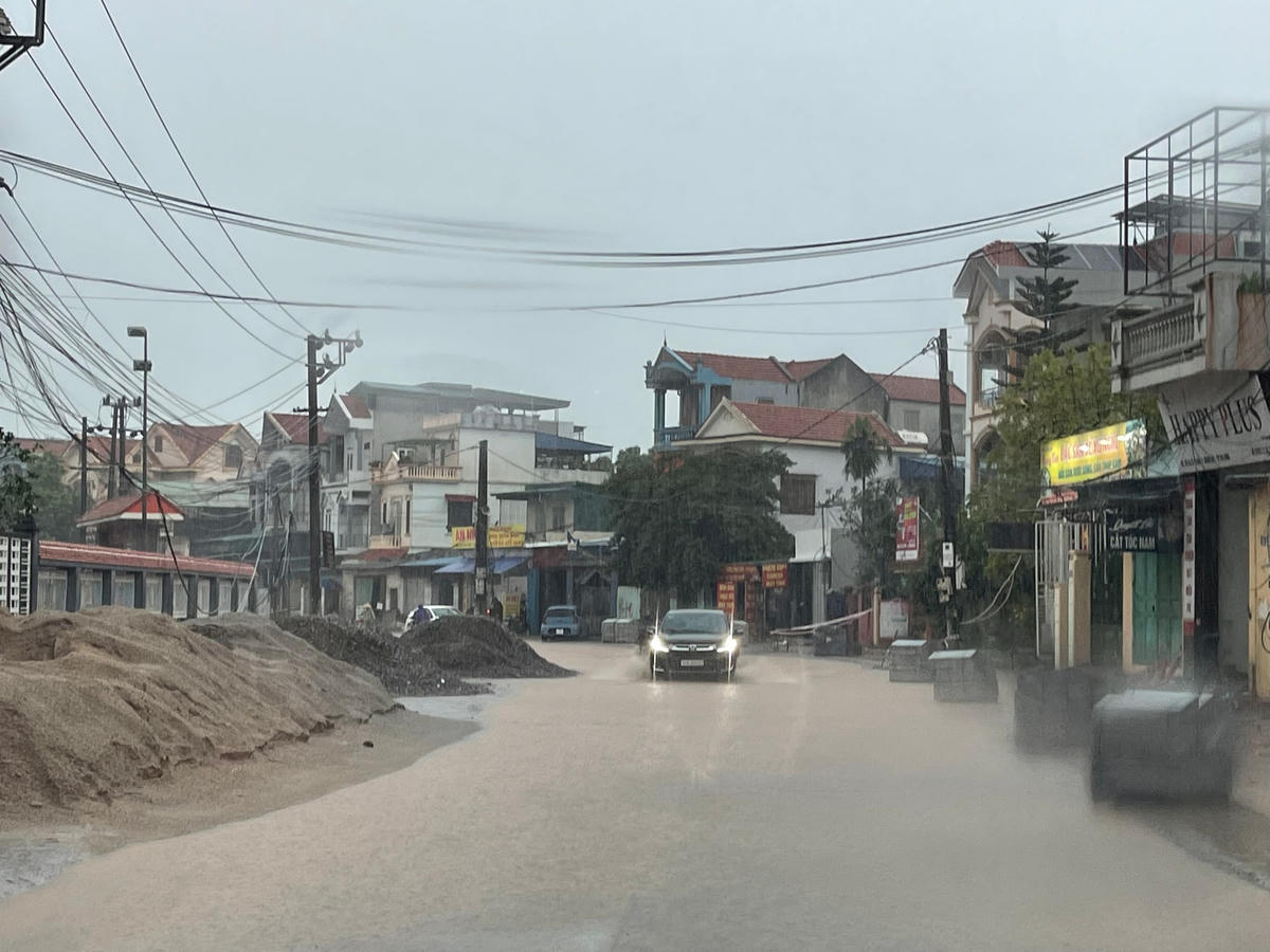 Đoạn đường Ba Lan, phường Giếng Đáy, thành phố Hạ Long cũng bị ngập do quá trình thi công, sửa chữa chưa hoàn thành.