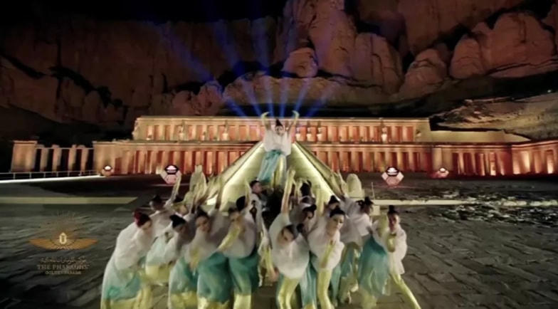 Các nghệ sĩ trình diễn trong một đoạn video được chiếu tại buổi lễ chuyển giao xác ướp Hoàng gia từ Bảo tàng Ai Cập ở Tahrir đến Bảo tàng Quốc gia về Văn minh Ai Cập ở Fustat, Cairo, Ai Cập.