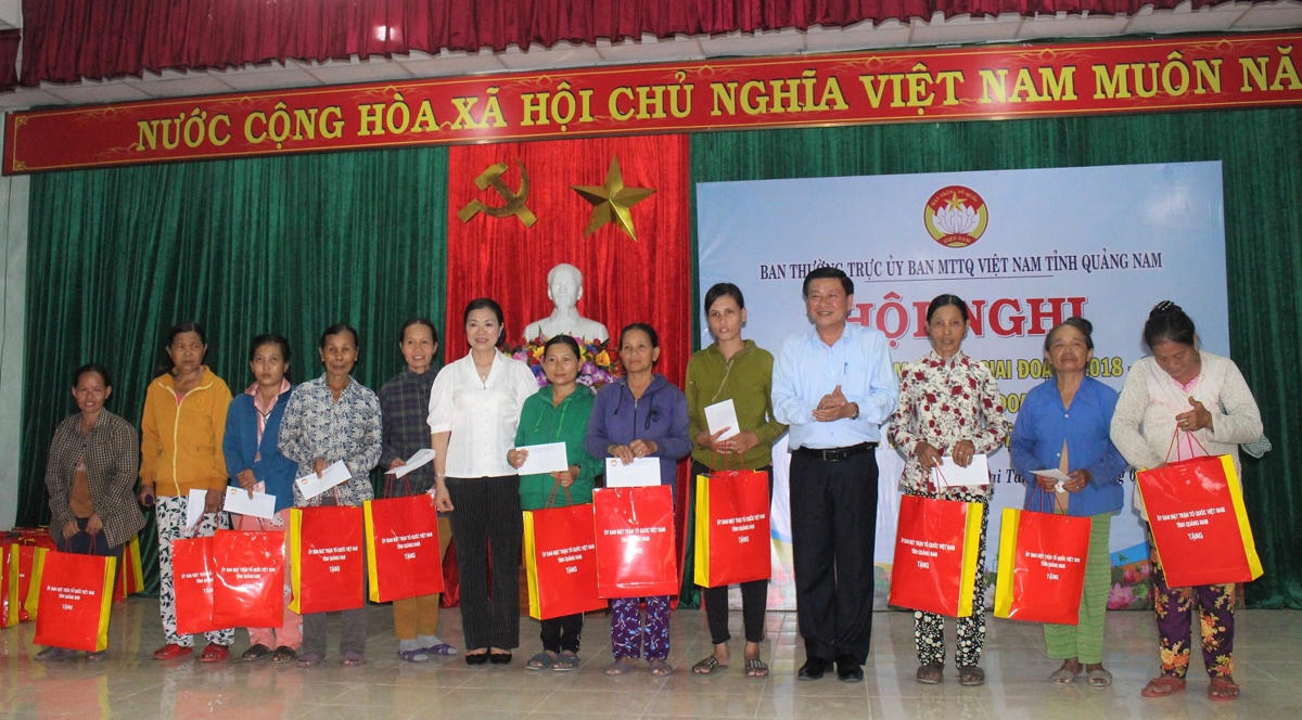 Bà Trương Thị Ngọc Ánh trao tặng quà cho các hộ nghèo, cận nghèo ở xã Đại Tân.