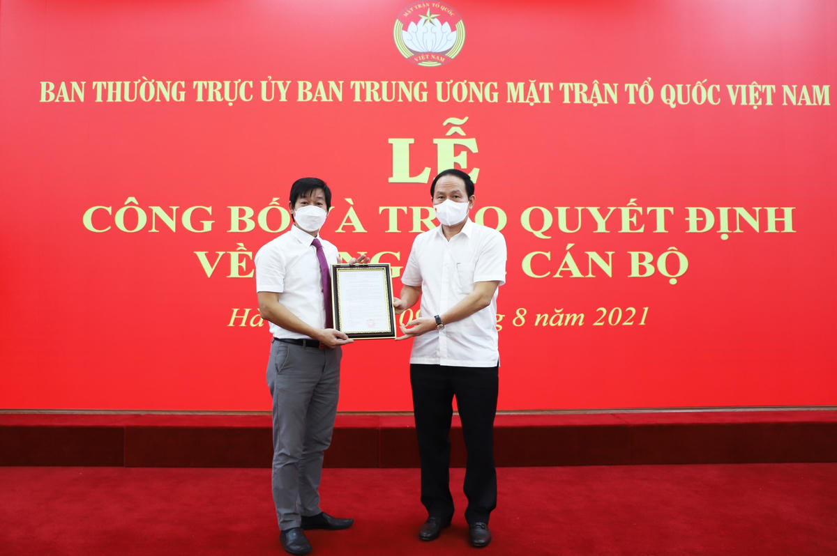 Phó Chủ tịch - Tổng Thư ký UBTƯ MTTQ Việt Nam Lê Tiến Châu trao quyết định bổ nhiệm ông Nguyễn Văn Hanh giữ chức vụ Phó Chánh Văn phòng UBTƯ MTTQ Việt Nam.