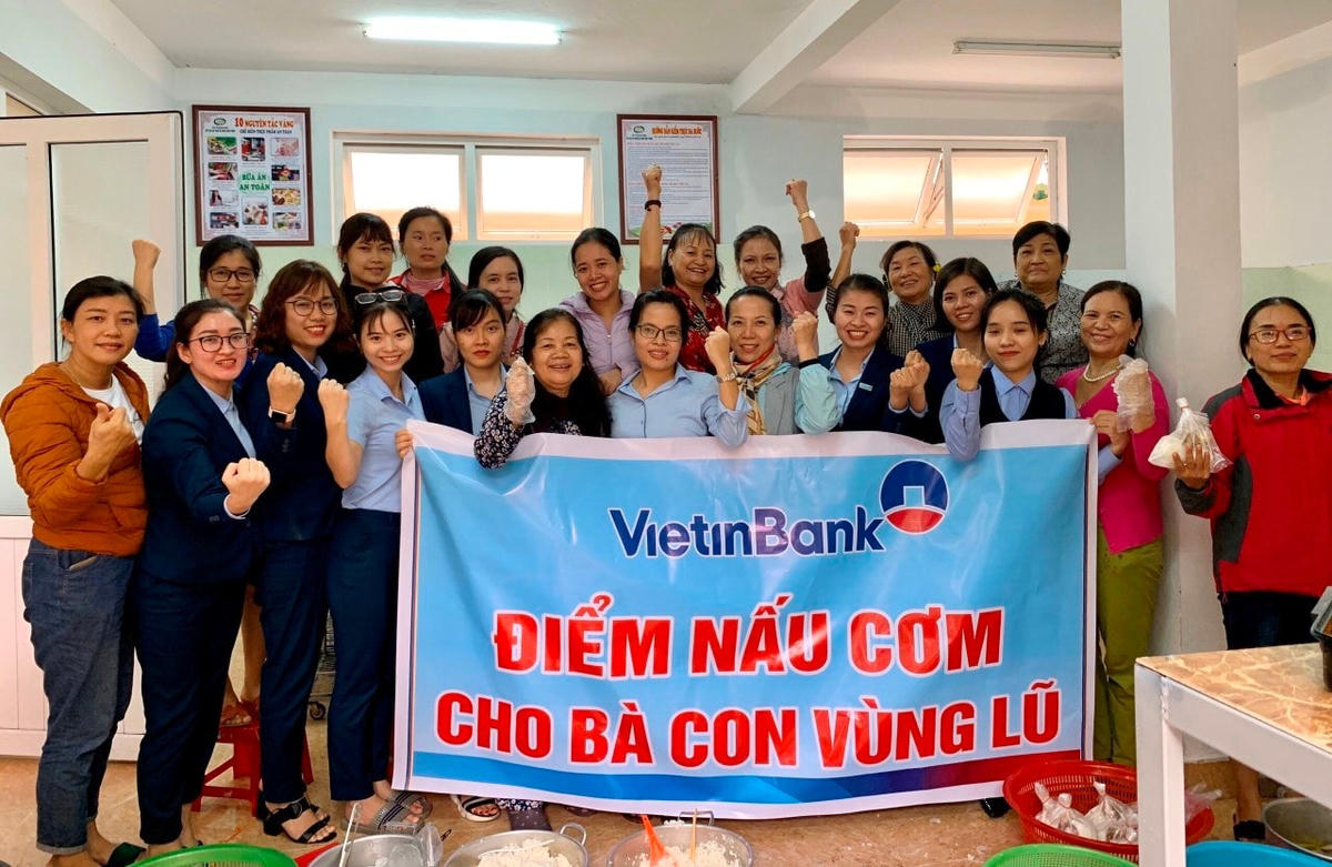 Cán bộ, nhân viên VietinBank Quảng Bình phối hợp nấu cơm cho bà con vùng lũ.