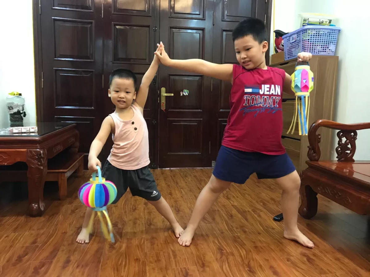 Học sinh Trường Tiểu học Thành Công B hứng thú với cuộc thi làm đèn lồng do nhà trường tổ chức.