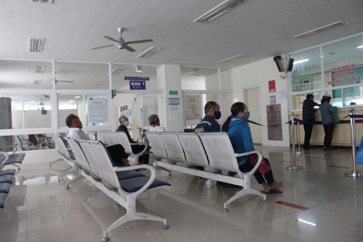 Nơi chờ khám bệnh trong Bệnh viện đa khoa Trung ương Quảng Nam.