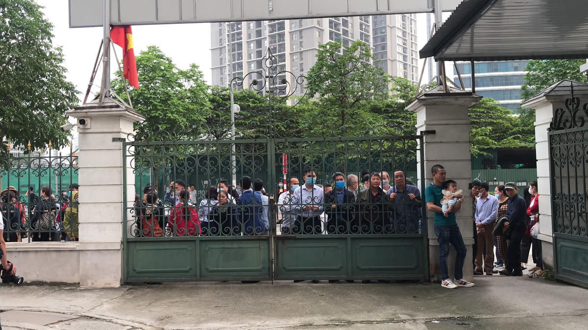 Người thân của các bị cáo đến toà rất đông vào sáng nay.