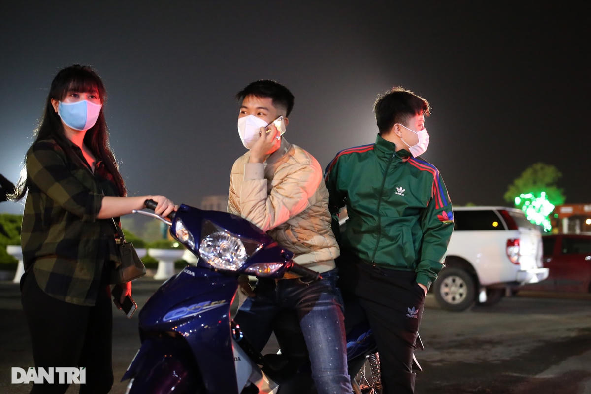 Pháo hoa rực rỡ, người dân vỡ òa cảm xúc khi TP Chí Linh được gỡ phong tỏa