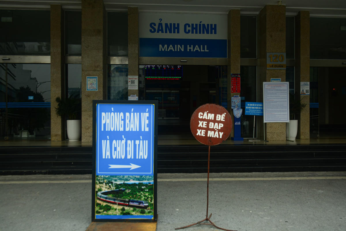 Trong buổi sáng ngày 15/11, tại ga Hà Nội, TP HCM rất vắng vẻ, chỉ lác đác vài hành khách. Theo đó 1.541 vé tàu Tết Nhâm Dần được đặt mua bao gồm cả trên mạng, nhà ga, đại lý, trong đó vé đi trước Tết 955 vé, sau Tết 586 vé.