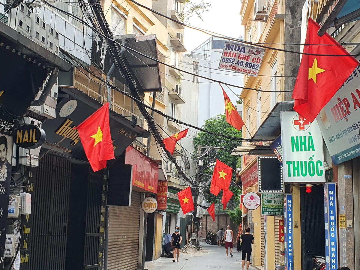 Người dân bên trong "vùng xanh" làng Cốm Vòng ( Dịch Vọng Hậu - Cầu Giấy) treo cờ đỏ sao vàng kỷ niệm Quốc khánh.