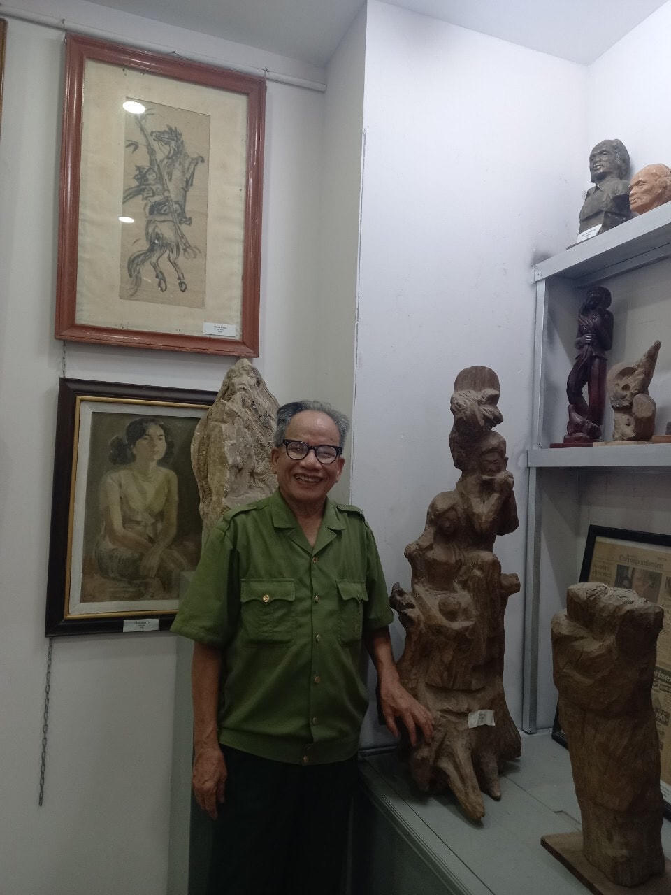 Một góc trưng bày tranh và tượng về người vợ thân yêu của họa sĩ Lê Duy ứng.