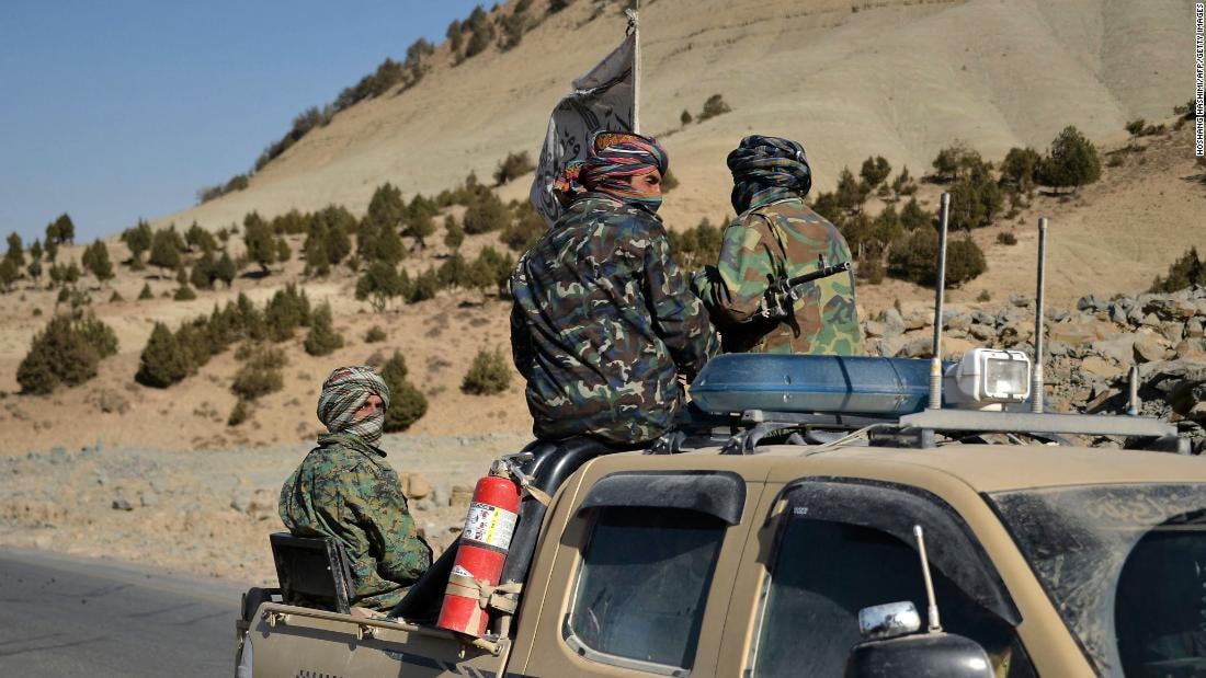 Các chiến binh Taliban trên một chiếc xe bán tải dọc một con đường ở khu vực Band Sabzak thuộc tỉnh Badghis, Afghanistan.