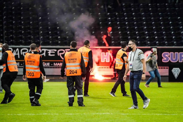Khán giả giải Ligue 1 lần thứ 3 gây hỗn loạn từ khi Messi đến thi đấu