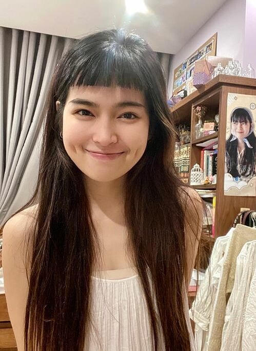 Khánh Vân "Mắt biếc" chia sẻ về tóc mái ngố của mình: "Tôi định tự tạo niềm vui mới cho mình mỗi ngày khi nhìn vào gương trong thời gian giãn cách mới. Nhưng hình như... vui hơi quá". Nữ diễn viên khuyên fan: "Mọi người thử đi, hết giãn cách mà tóc vẫn chưa dài thì mình tự ở nhà cách ly tiếp".