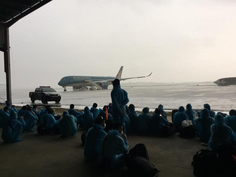 Máy bay thân rộng A350 của Hãng hàng không Quốc gia Việt Nam (Vietnam Airlines) đến sân bay Bata của Guinea Xích đạo để đón công dân Việt Nam.