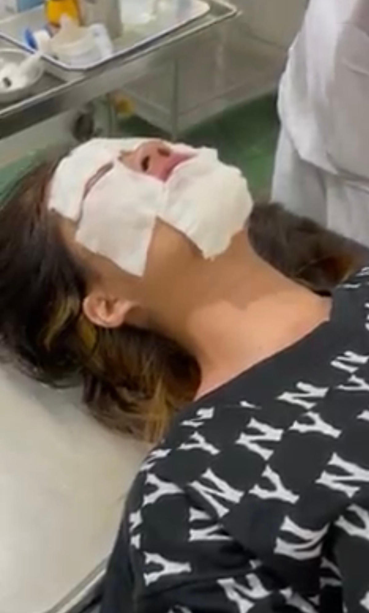 Nữ sinh được sơ cứu tại Trung tâm Y tế quận Đồ Sơn.
