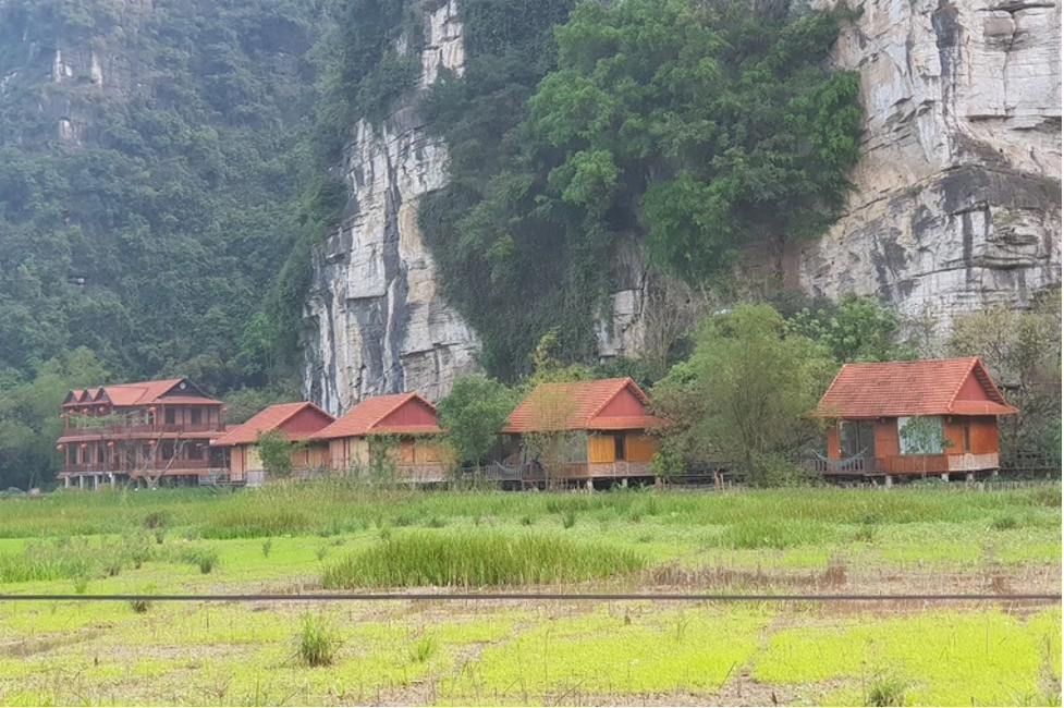 Công trình xây dựng trái phép tới 1.000 m2 trên đất ruộng của hộ gia đình ông Lưu Đình Quế, xã Ninh Xuân, huyện Hoa Lư, tỉnh Ninh Bình được xây dựng từ nhiều năm qua.