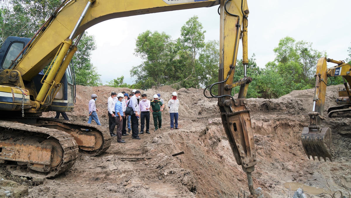 Đoàn kiểm tra hiện trường thi công một số vị trí vướng mắc do công tác giải phóng mặt bằng tại bờ Phú Quốc.