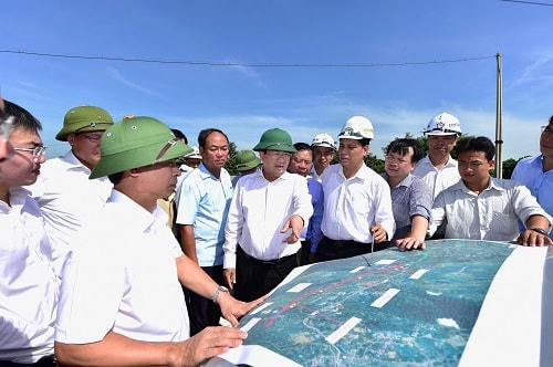 Phó Thủ tướng Trịnh Đình Dũng kiểm tra hiện trường. Ảnh: VGP.