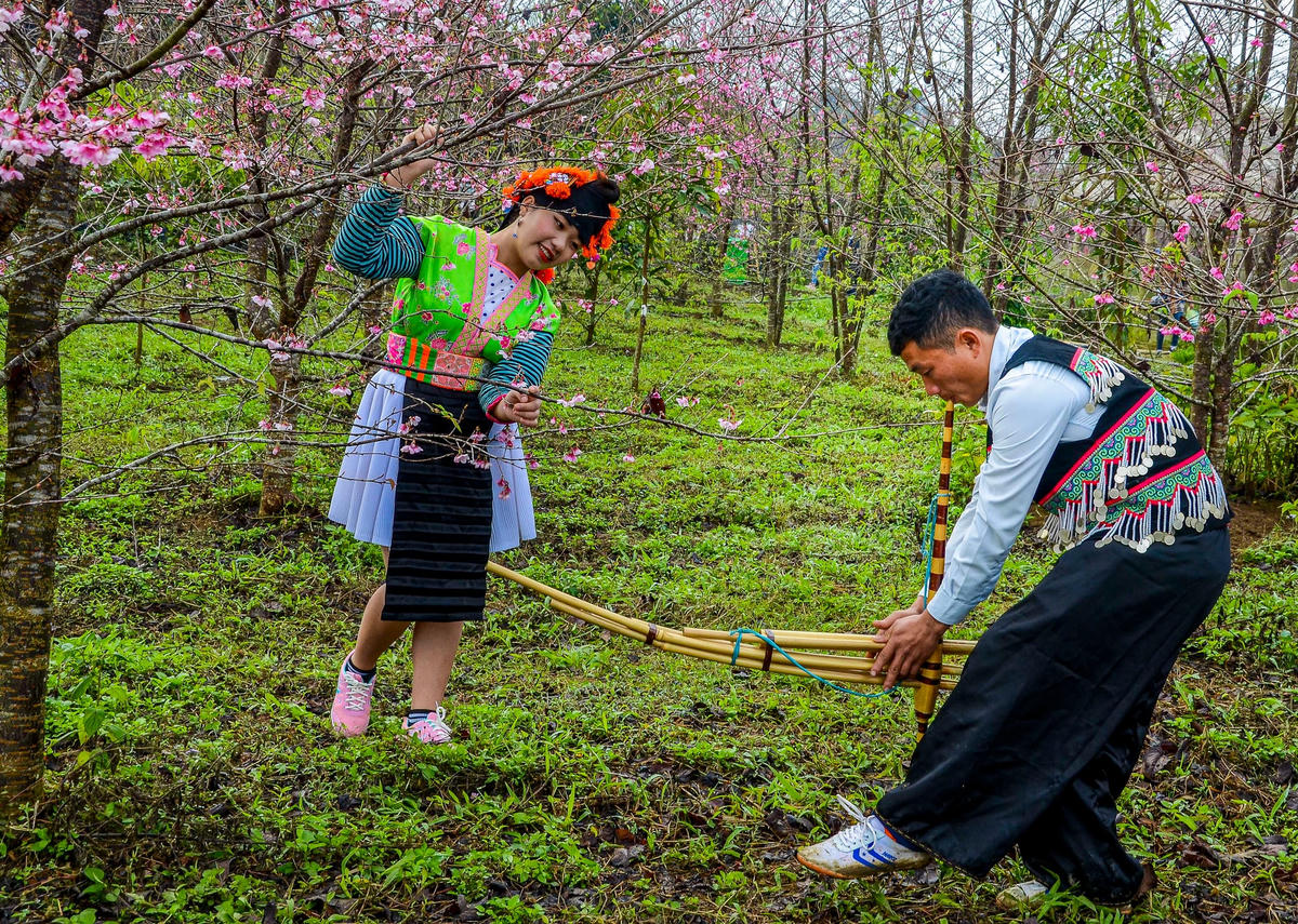 Múa khèn ngày xuân.  