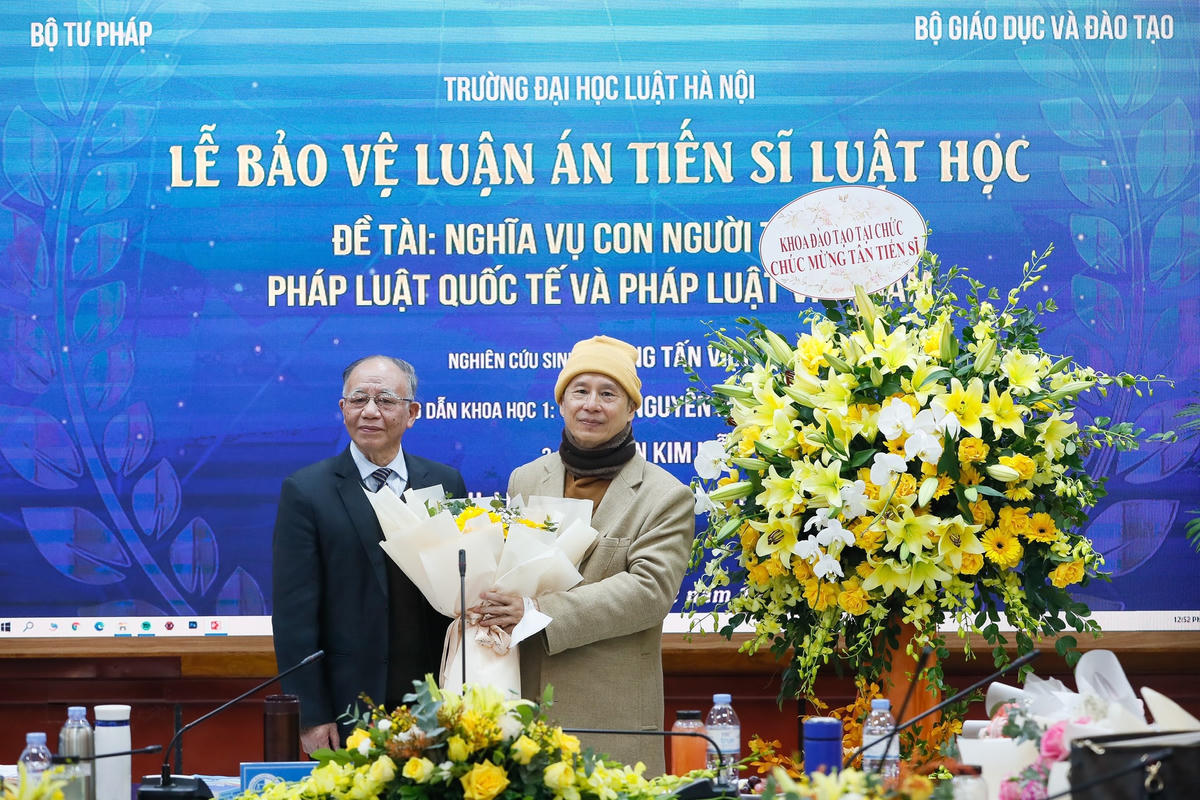 GS.TS Hoàng Chí Bảo (trái) chúc mừng Thượng tọa Thích Chân Quang trong ngày bảo vệ Luận án Tiến sĩ (9/12).