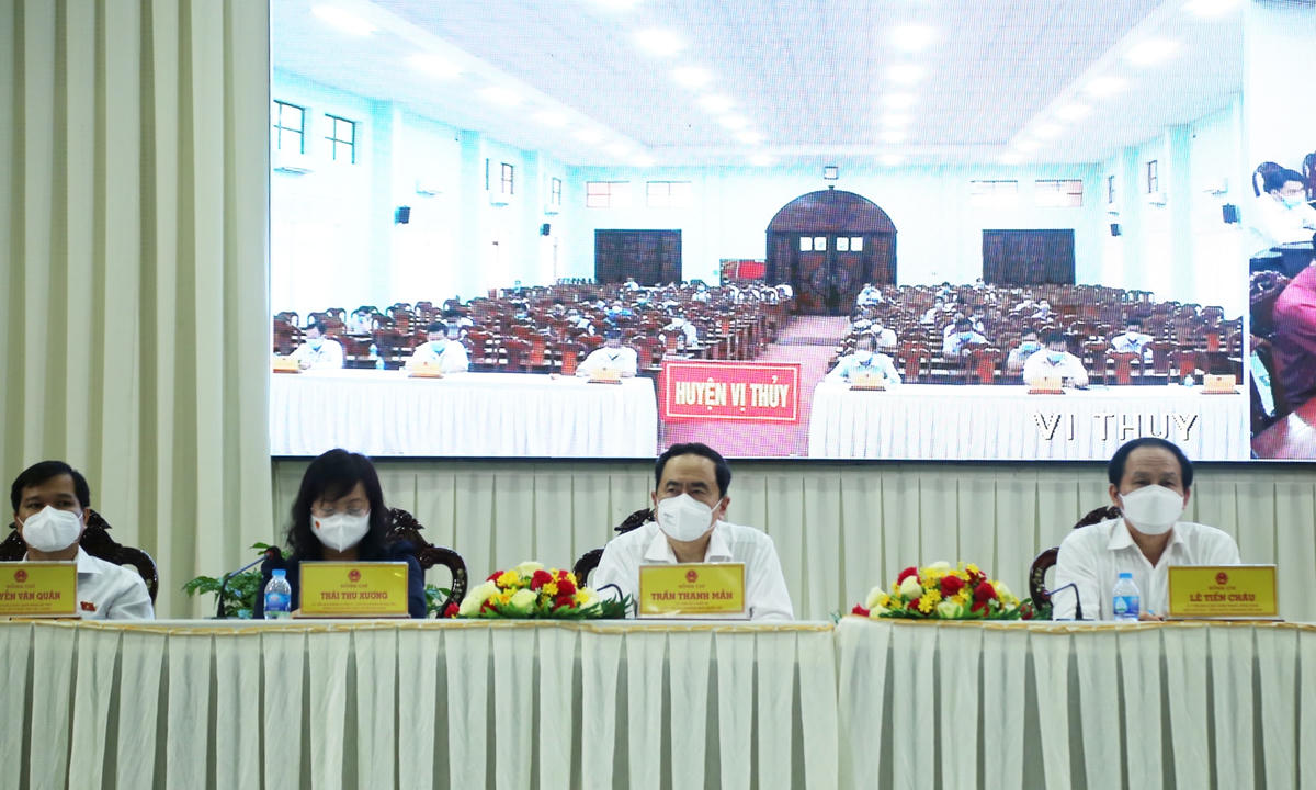 Phó Chủ tịch Thường trực Trần Thanh Mẫn và Phó Chủ tịch - Tổng thư ký UBTƯ MTTQ Việt Nam Lê Tiến Châu cùng Đoàn đại biểu Quốc hội tỉnh Hậu Giang tiếp xúc cử tri tại điểm cầu TP Vị Thanh, Hậu Giang. 