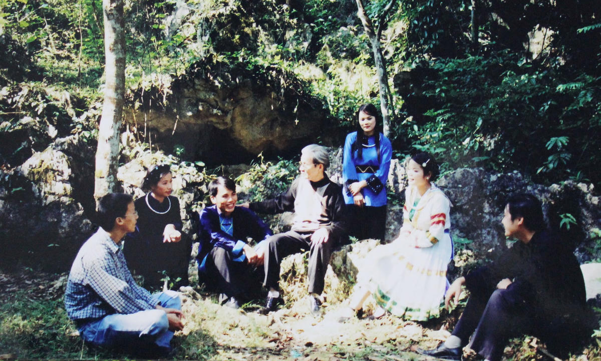 Nhạc sĩ Nguyễn Tài Tuệ trong một lần trở lại Pác Bó (Cao Bằng) - Ảnh tư liệu.