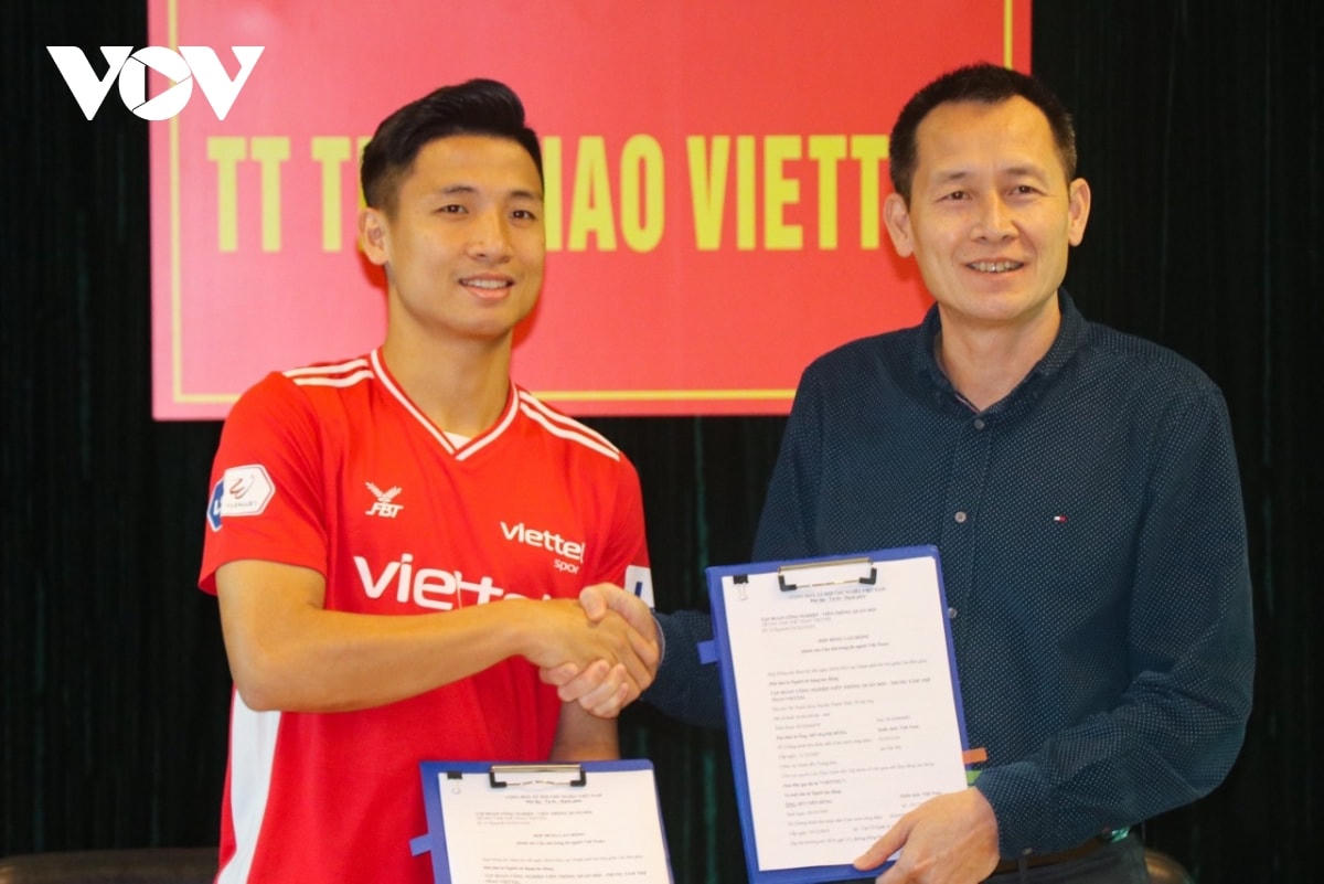 Bùi Tiến Dũng chính thức ký hợp đồng dài hạn cùng Viettel FC.  