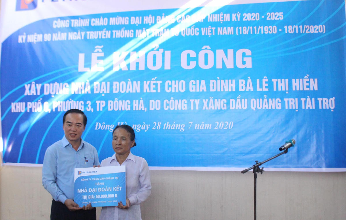 Ông Nguyễn Đức Hùng, Giám đốc Công ty xăng dầu Quảng Trị tặng nhà Đại đoàn kết cho gia đình bà Hiền.